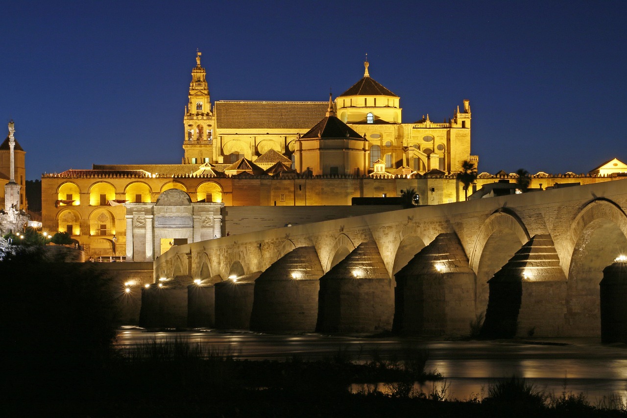 Obligaciones Fiscales en Andalucía. Vista del Puente Romano de Córdoba.