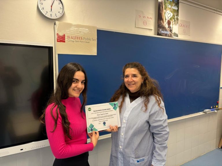 Alicia Caparrós Gerez. Premio Custodio Andaluz de marzo de 2025. Alicia acompañada por la profesora Marisol Duque en el Colegio Sant Pere Claver.