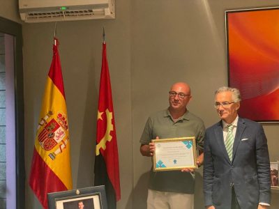 Toni Cortés recibiendo el diploma del embajador de España en Angola, Manuel Lejarreta en la residencia del embajador de España en Angola,