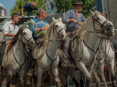 Personas montando durante la Feria del Caballo en Jerez de la Frontera.